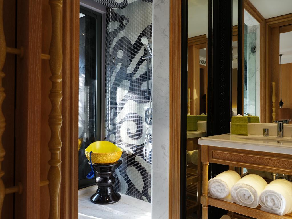 Standard Zimmer mit Kingsize-Bett und Zugang zum Innenhof